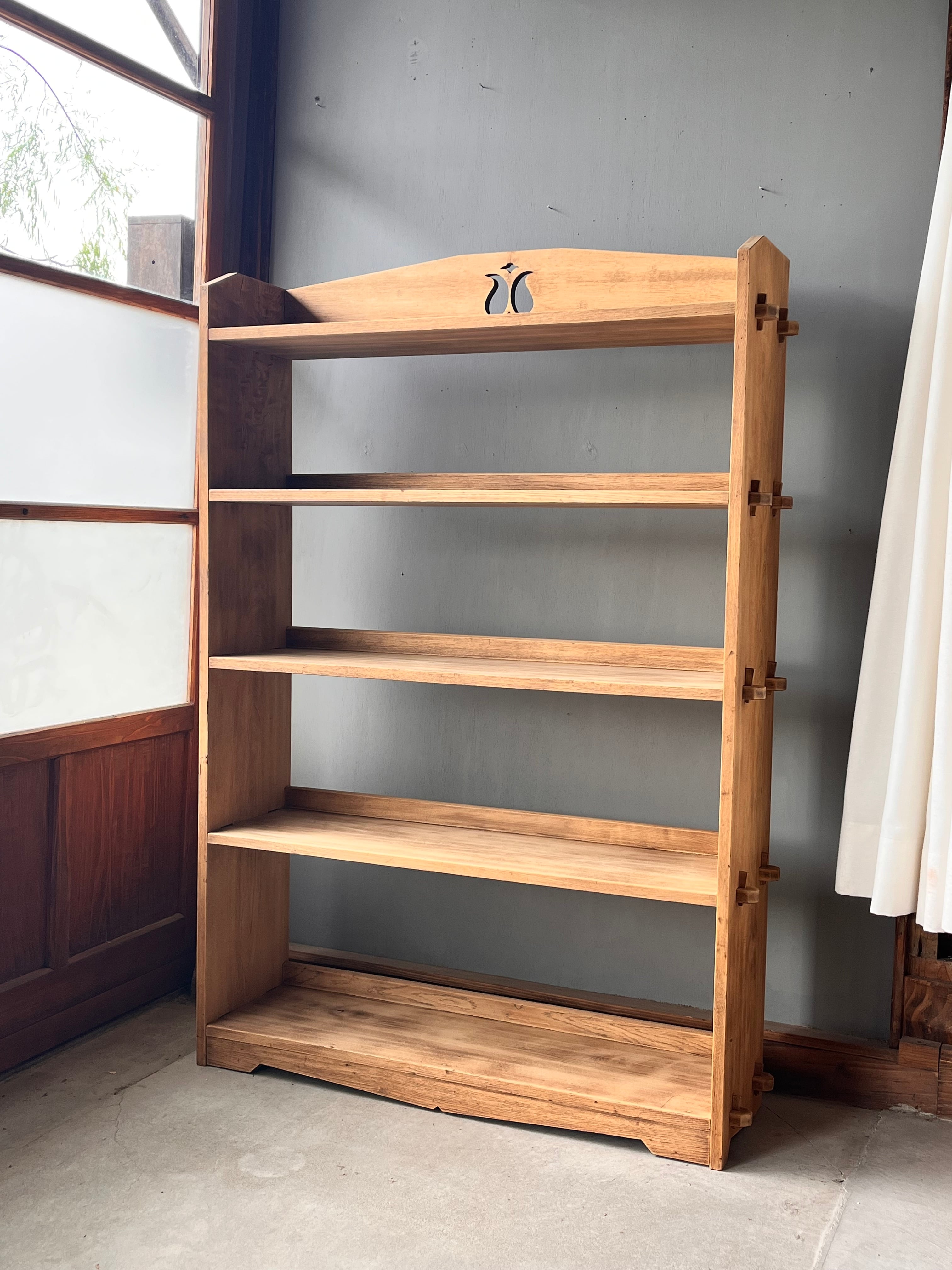 ナチュラルな本棚