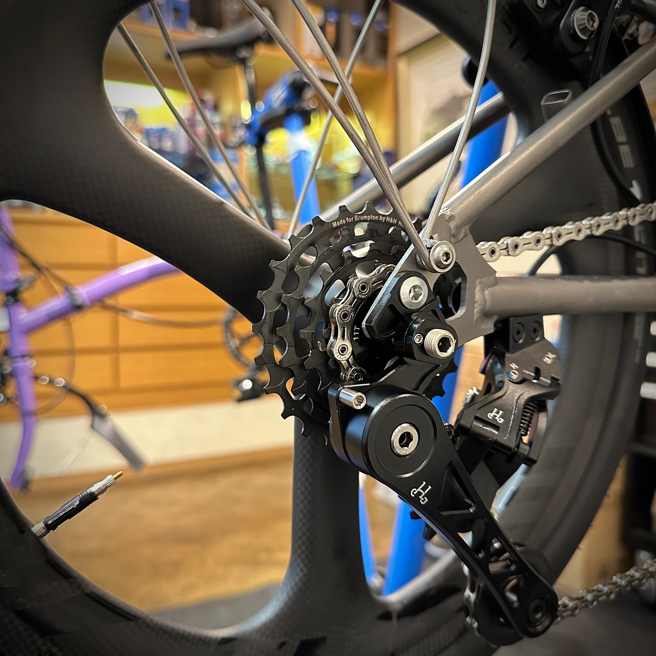 SMC GOVAN TW2  (16”TRI-SPOKE Carbon Wheel) 3/4 speed