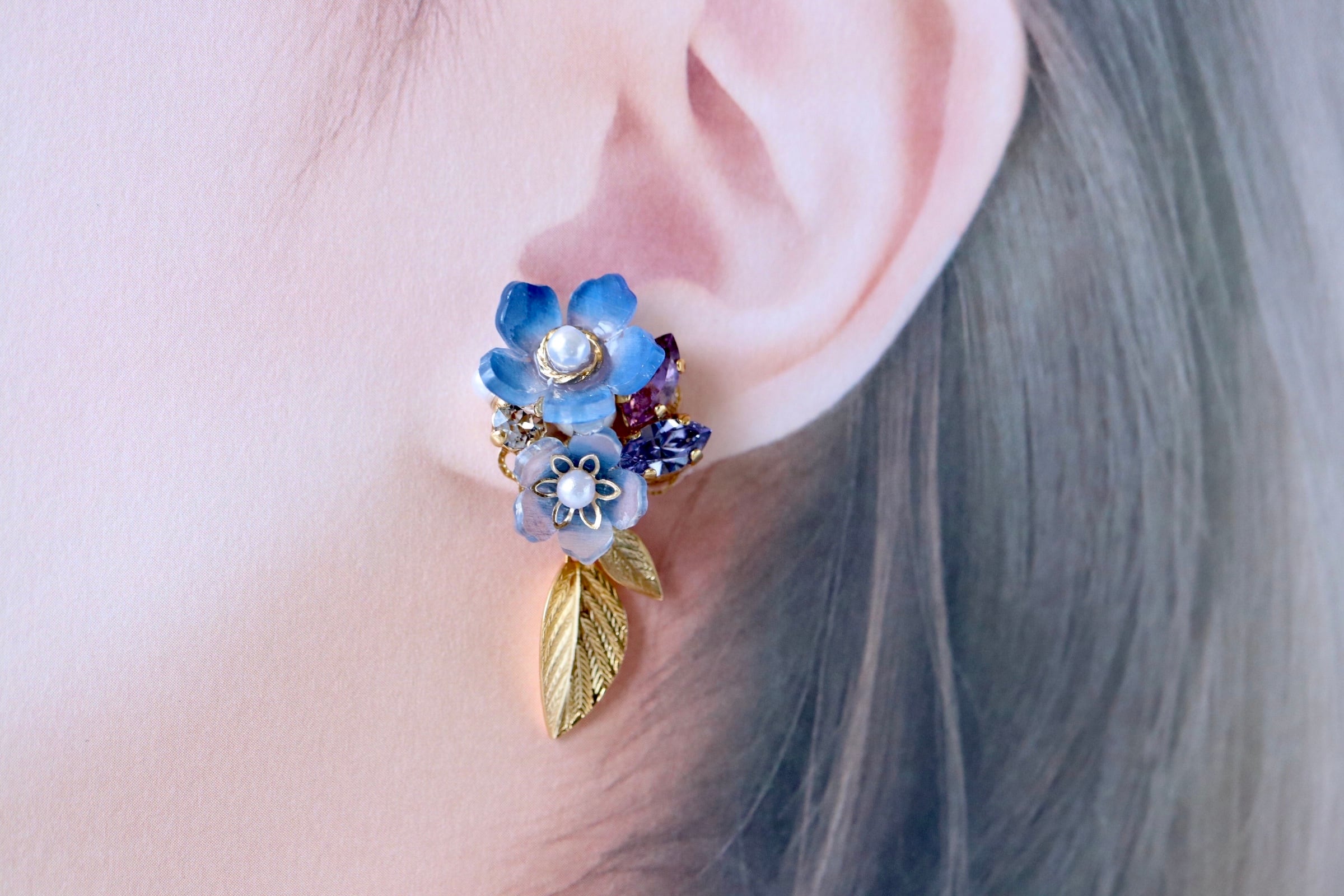 クラシックブルー、華やか花とbijou*葉っぱのピアス／イヤリング、青 