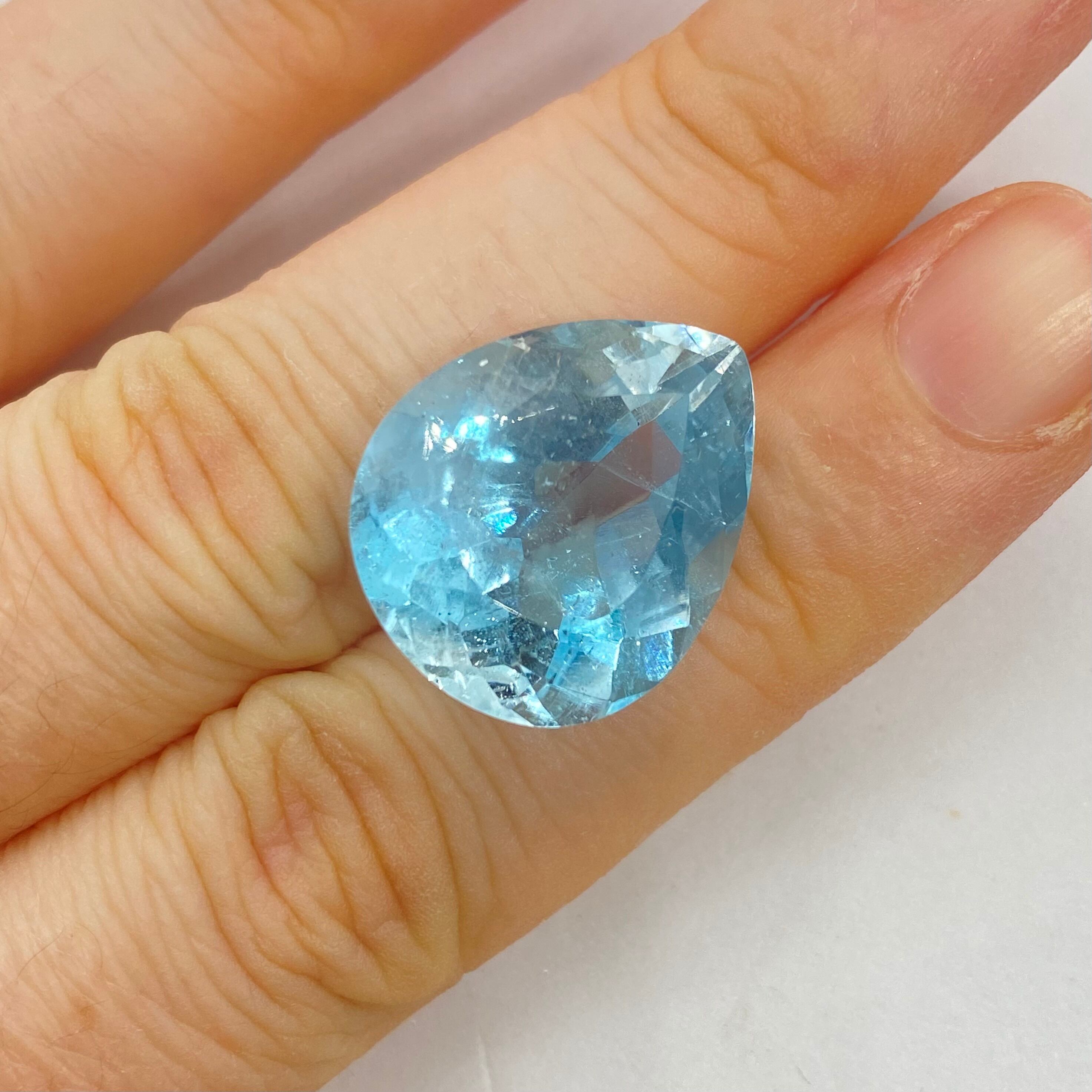 空を閉じ込めた大粒バイカラートパーズ