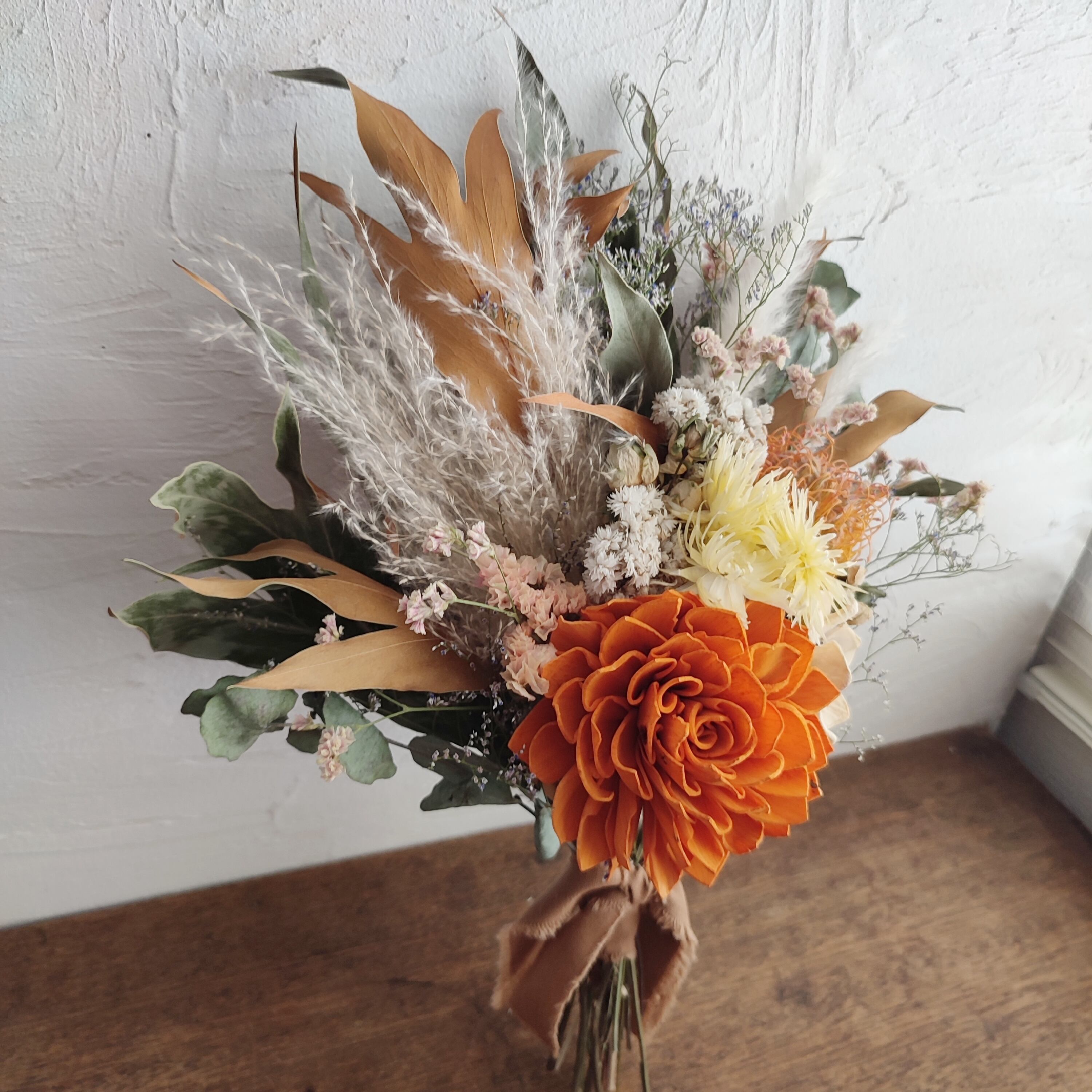 オレンジのソーラーダリアとピンクッションのドライフラワーブーケ Mukutou