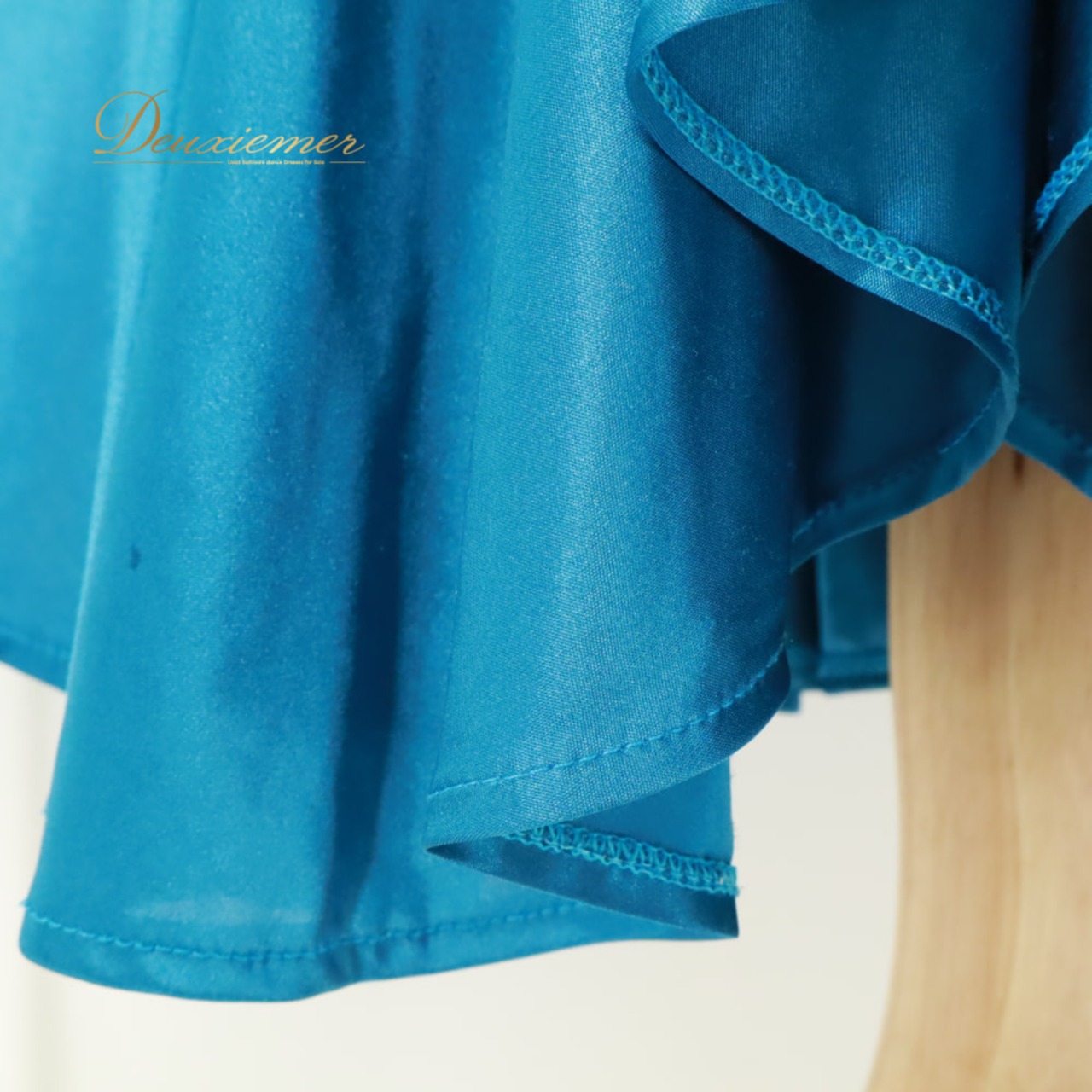社交ダンス 衣装 prima boutique プリマブティック スカート レッスンウェア ブルー系 青 サテン生地 光沢感 高級感 華やか 鮮やか かわいい おしゃれ 上品 大人っぽい さわやか ダンス 練習 レッスン ダンス衣装 練習着 無地 シンプル ダンスレッスン 発表会 ステージ衣装