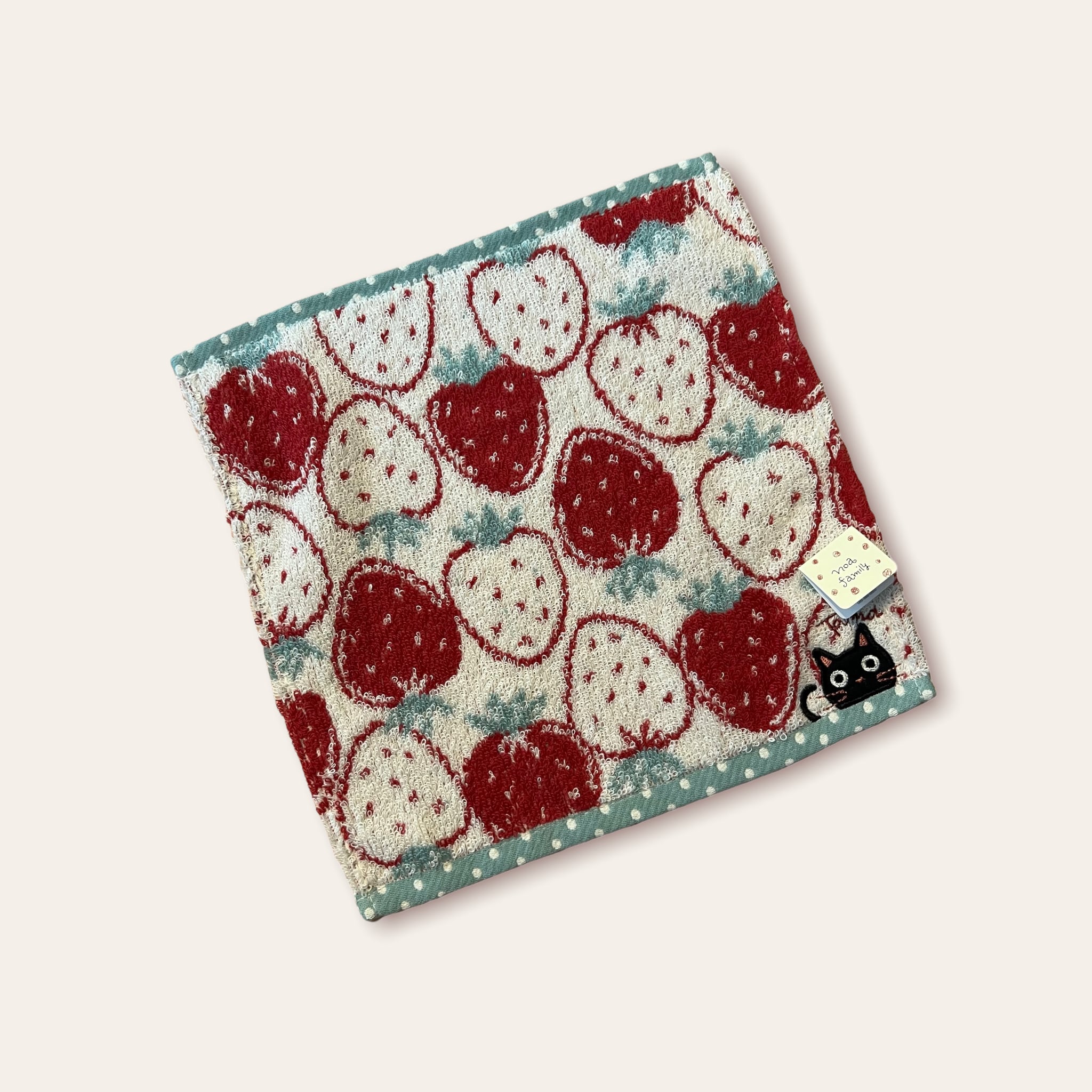 クロネコのたまイチゴ柄タオルハンカチ