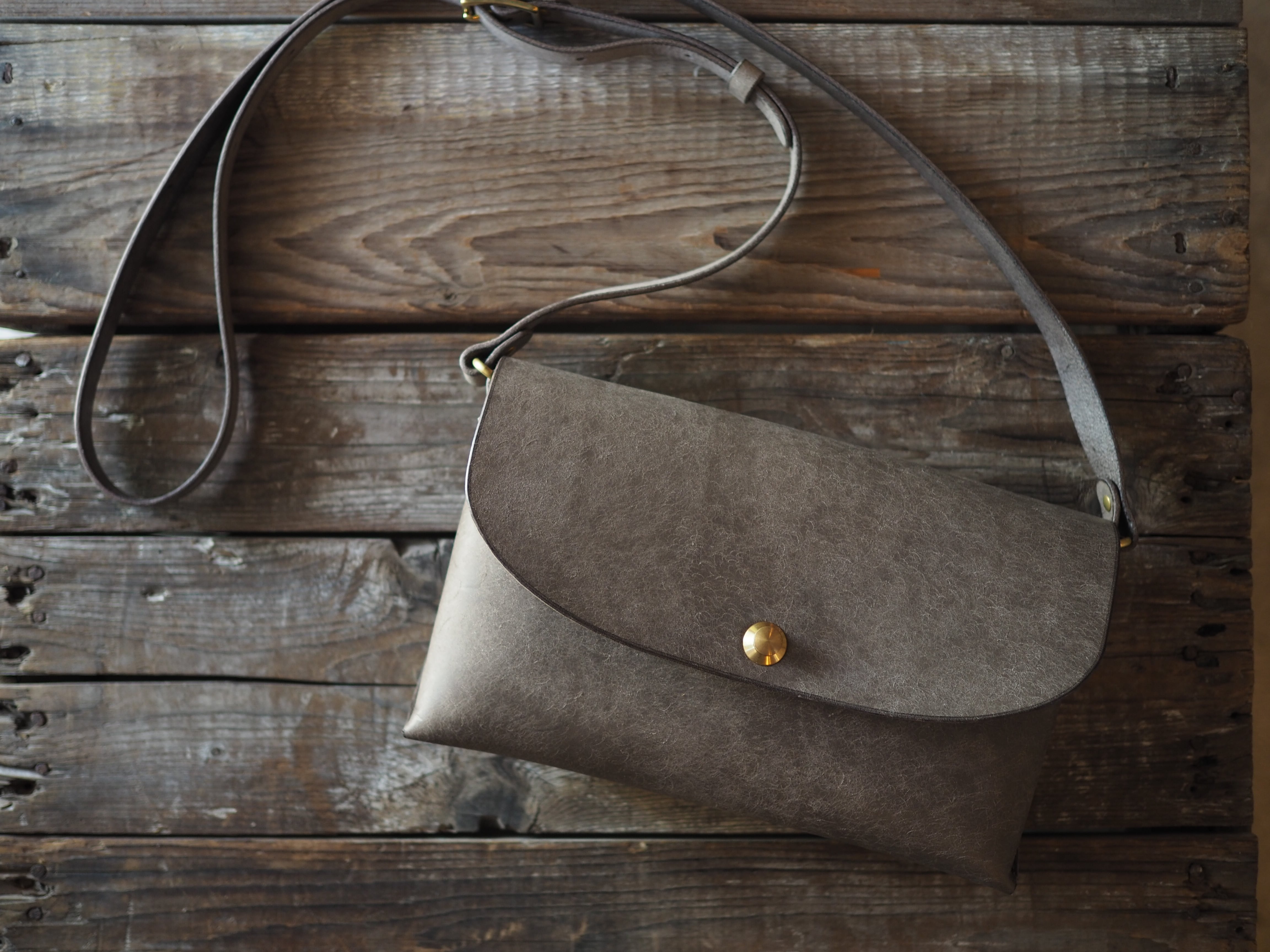 leggero/一枚革のミニショルダーバッグ/スナップロック | GUILD