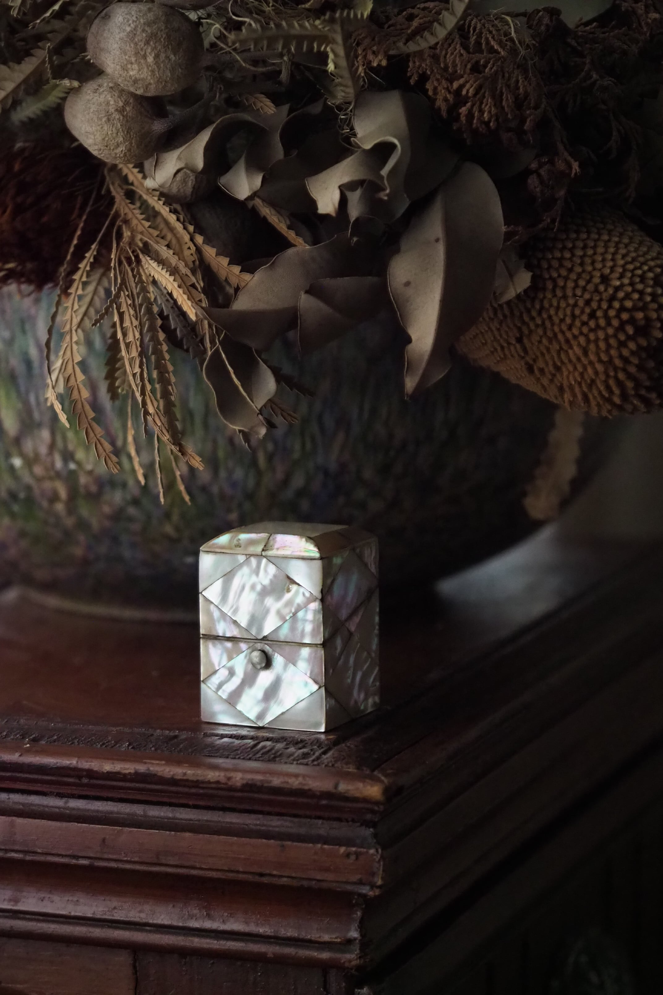 香水瓶が入ったマザーオブパールの小箱-antique shell box in perfume