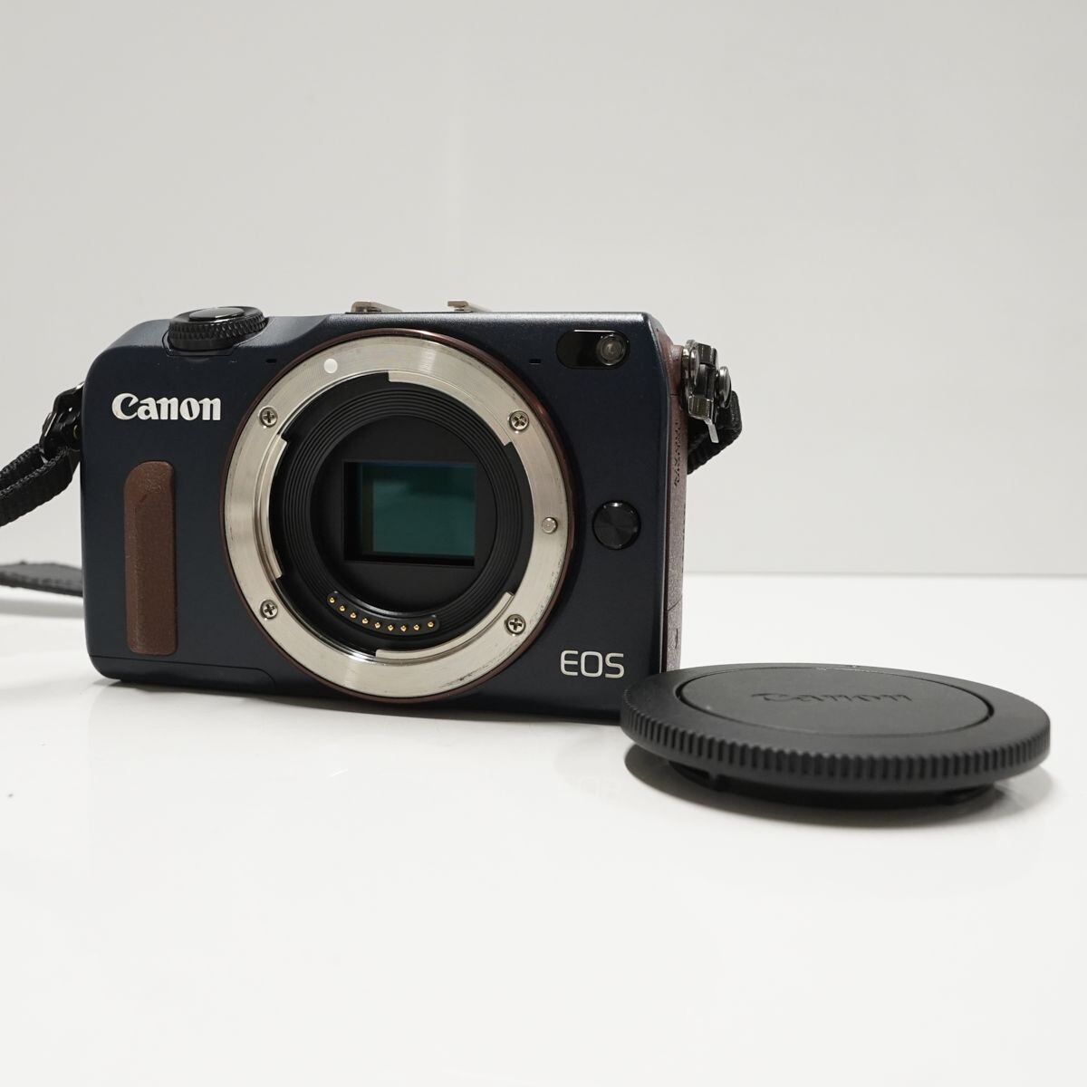 Canon EOS M2 ボディ USED超美品 ミラーレス一眼 本体＋バッテリー APS