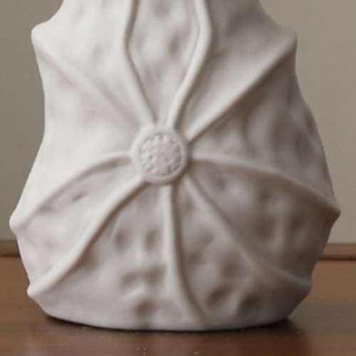 花モチーフ花瓶 立体装飾花瓶 白い花瓶 セラミック花瓶 フラワー花瓶 アート花瓶 デザイン花瓶 インテリア花瓶 おしゃれ花瓶 陶器花瓶 エレガント花瓶 装飾花瓶