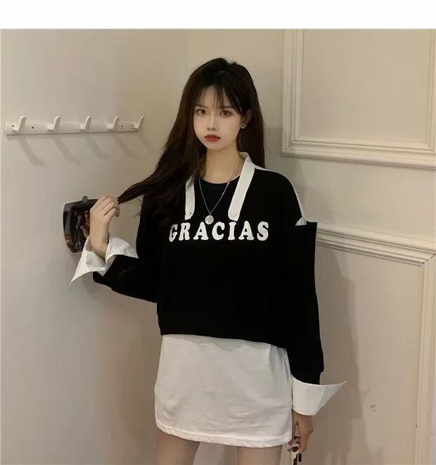 ロゴ入りトップス