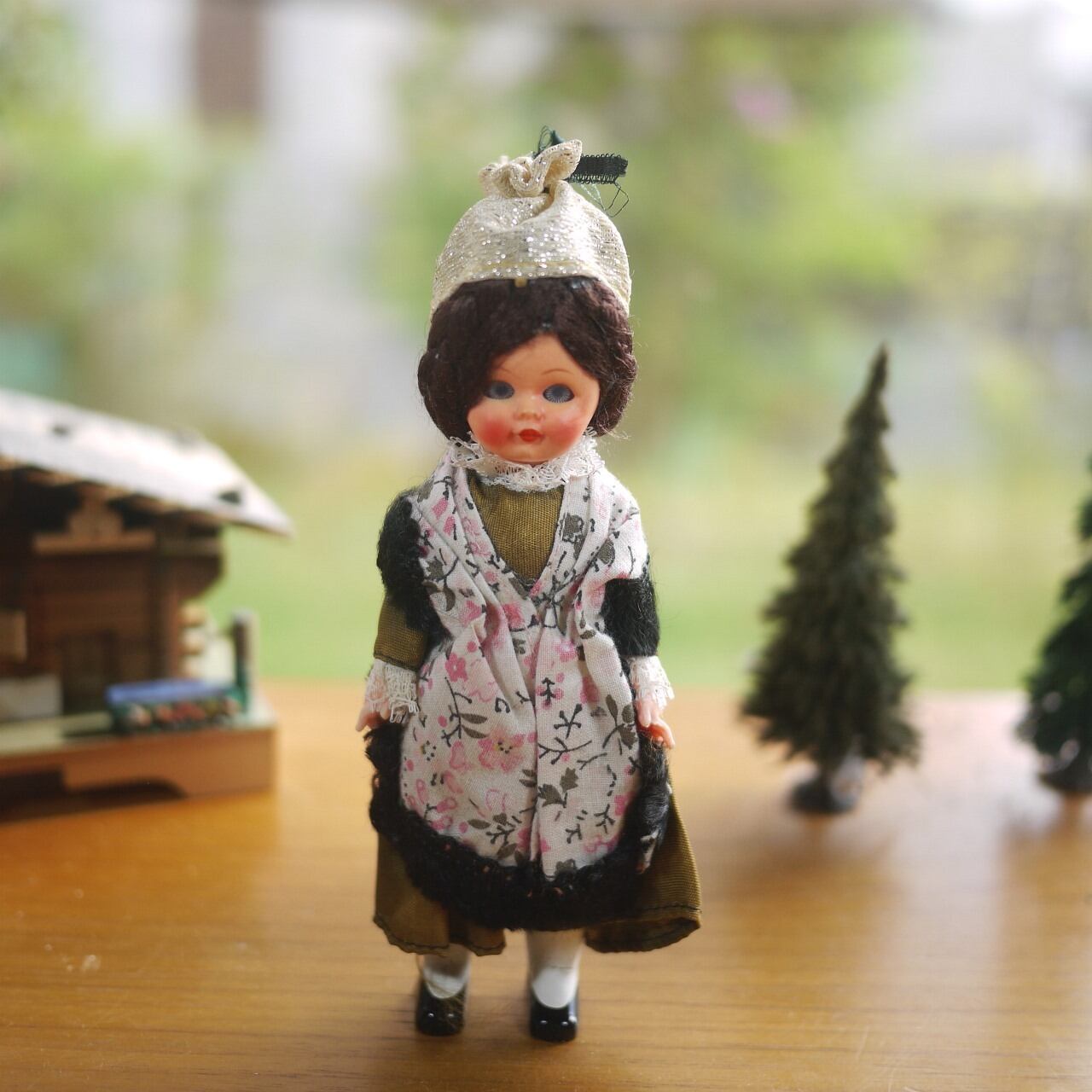 金色帽子の女の子 民族衣装人形