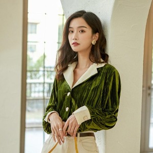 トップス レディース 送料無料 ベルベットジャケット 長袖ジャケット ベロアジャケット ボタン おしゃれ スタイル 小顔見せ 着痩せ 体形カバー インスタ トレンド きれいめ かわいい キュート レトロ クラシカル グリーン ディープカラー 女子会 お出かけ オフィス 通勤 OL エレガント フェミニン キュート ガーリー レトロ 秋冬 大人かわいい ミディアム丈 ジャケット 襟付き 長袖 S M L 起毛素材 ベルベット ベロア 光沢感 しっとり