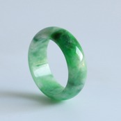 【16号】ホワイトとグリーンのバランスが絶妙な天然翡翠リング！  くり抜き甲丸リング 緑マーブル模様 A貨翡翠 jd_rg1493