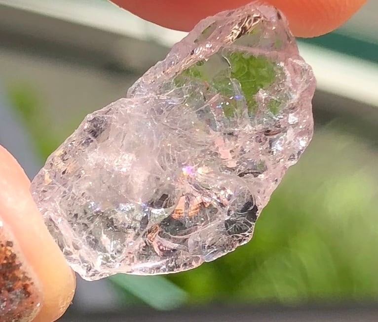 虹いっぱい！カリフォルニア産 モルガナイト 原石 天然 非加熱
