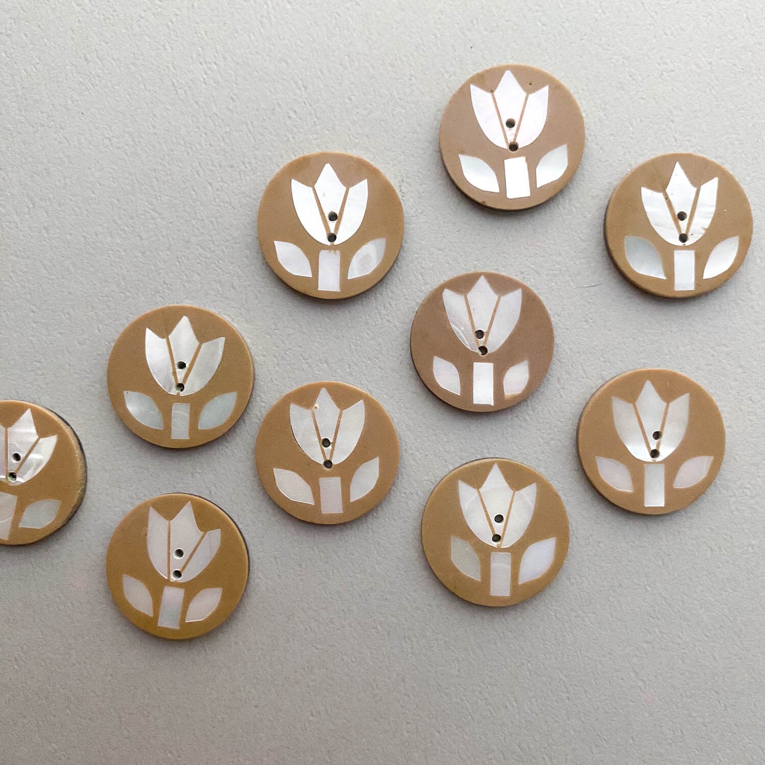 チューリップ模様のラウンドシェルボタンM(23mm)