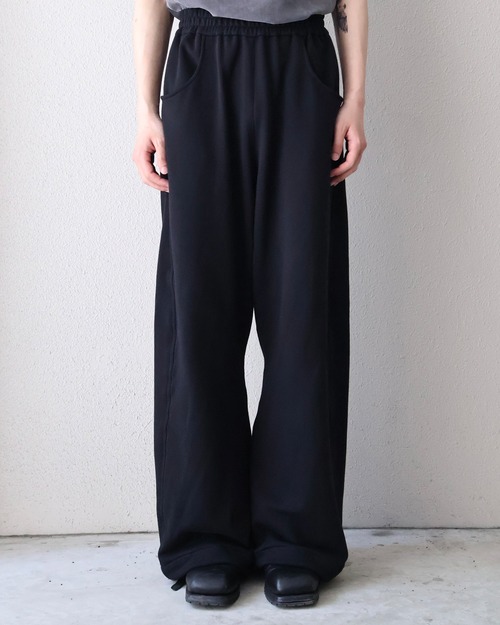 【+(Plūs)】Wide silhouette seam sweat trousers black