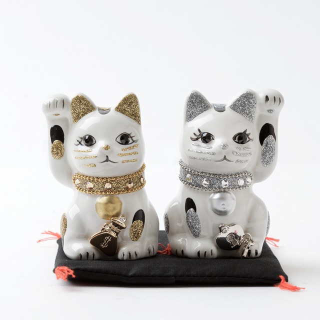 幸運招き猫 / ペア猫 / ドル袋&南京錠 / Mサイズ / 座布団付き / 白(WHITE)