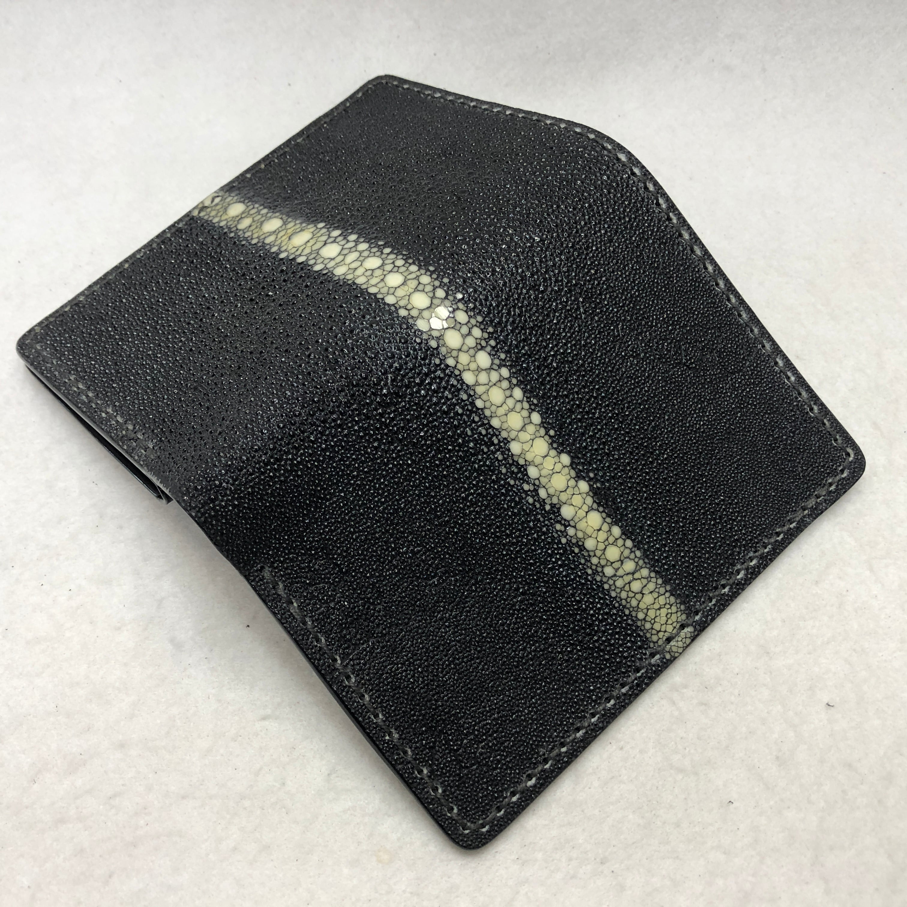 ST08 スティングレイ エイ革（ガルーシャ）2つ折り財布 ブラック（連石