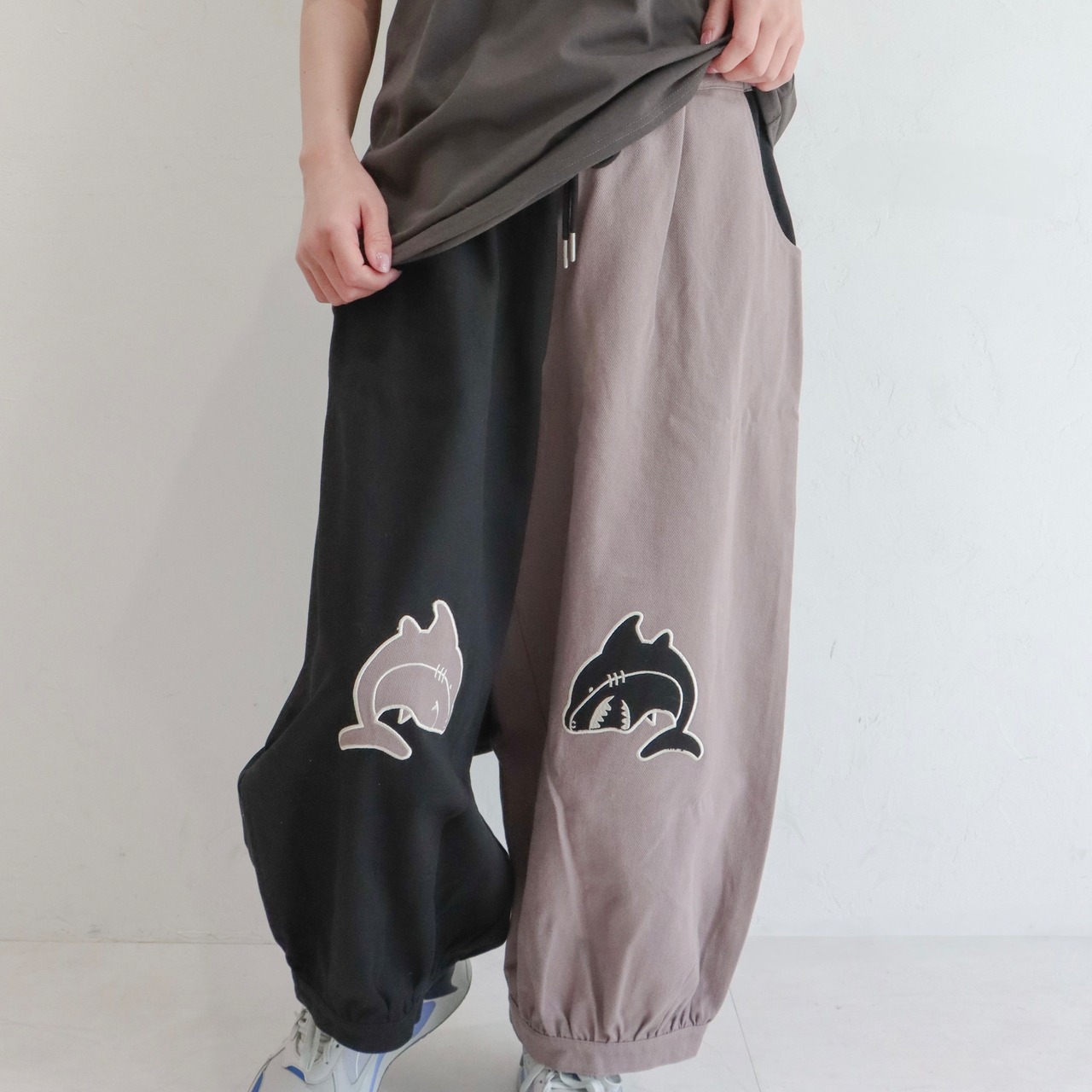 【送料無料】サメワッペン バイカラー ルーズフィット ワイドパンツ – ユニセックス ゆるだぼ ストリート - 1