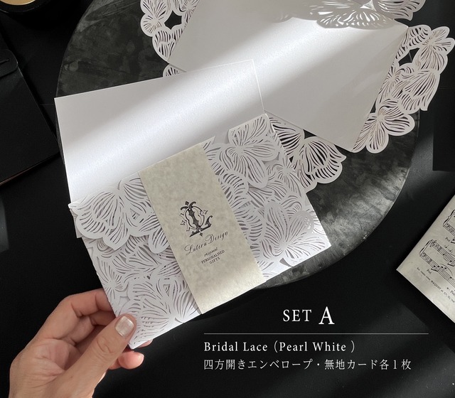 白と黒：繊細なレースのエレターセット。ウェディング招待状