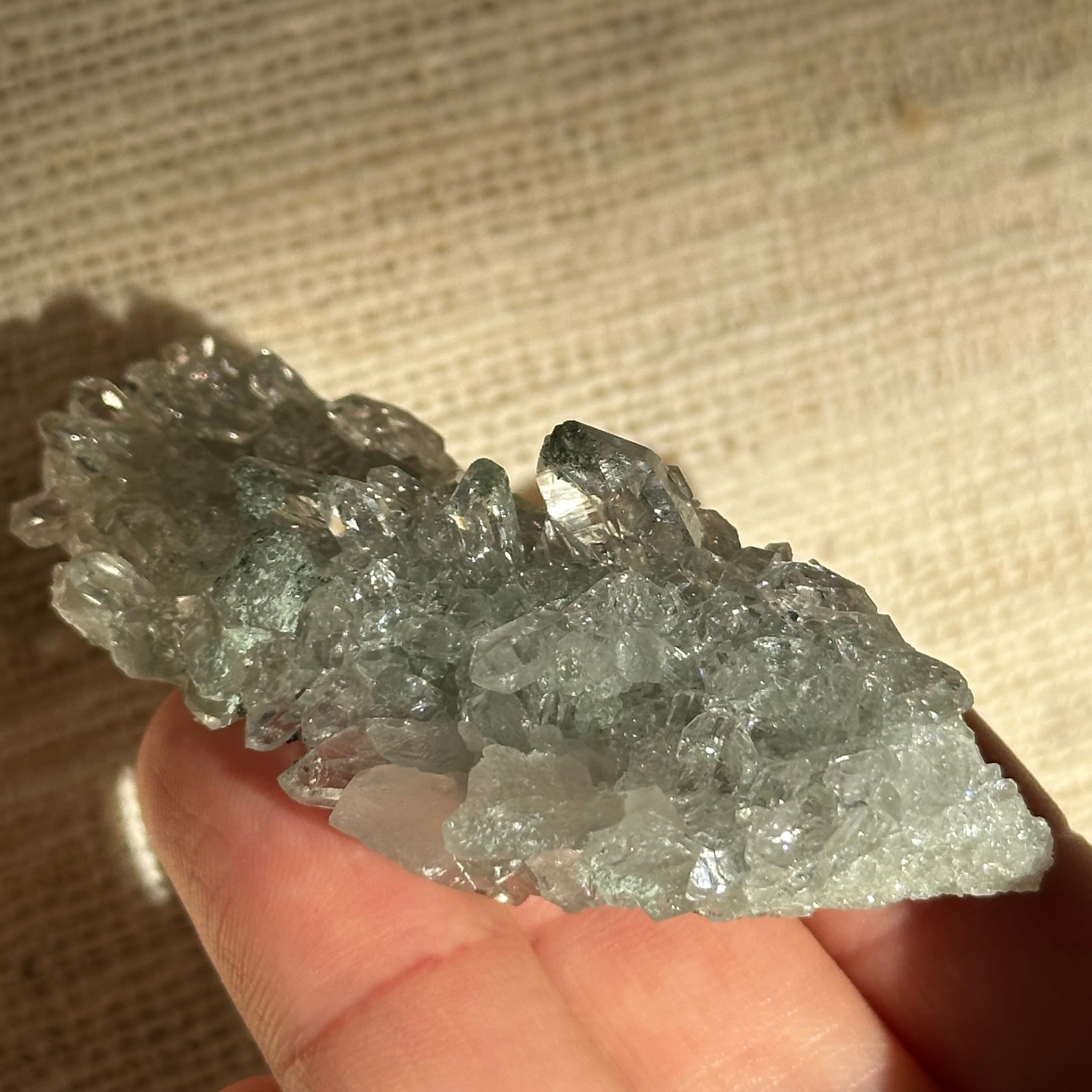 手のひらサイズ【ヒマラヤ水晶｜マニハール産】クローライト付き 水晶