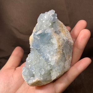 2セレスタイトに住み着いているフローライトハリネズミさん