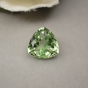 不思議なライン入り☆明るいグリーンのミントガーネット 1.365ct