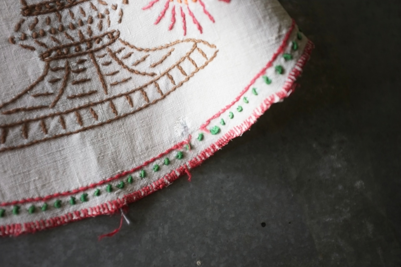フランス 44c とろりとしたリネンと大きな花籠と刺繍クロス テーブルセンター アンティーク