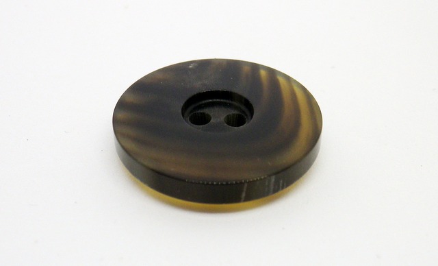 本水牛ボタン 穴の細い2穴 イタリア型 2色,4サイズ有 1着分セットもあります BH-1型 (茶, 15mm8個・20mm4個 スーツ1着分セット)