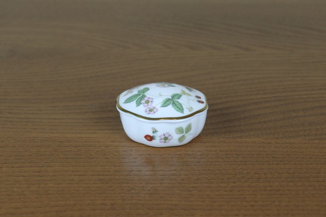 ウェッジウッド　ワイルドストロベリー　小物入れ　蓋付き　花型　ケース　苺　WEDGWOOD　WILD STRAWBERRY　イギリス　ヴィンテージ　L109