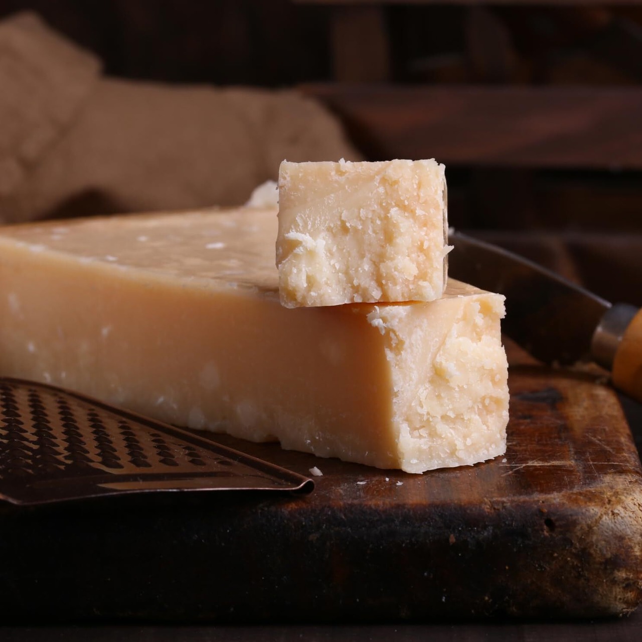 イタリア産 パルミジャーノ レッジャーノ 24ヶ月以上熟成 グラスフェッド 切りたてチーズ 400g Freshly Cut Cheese PARMIGIANO REGGIANO Grassfed 24+Month 400g