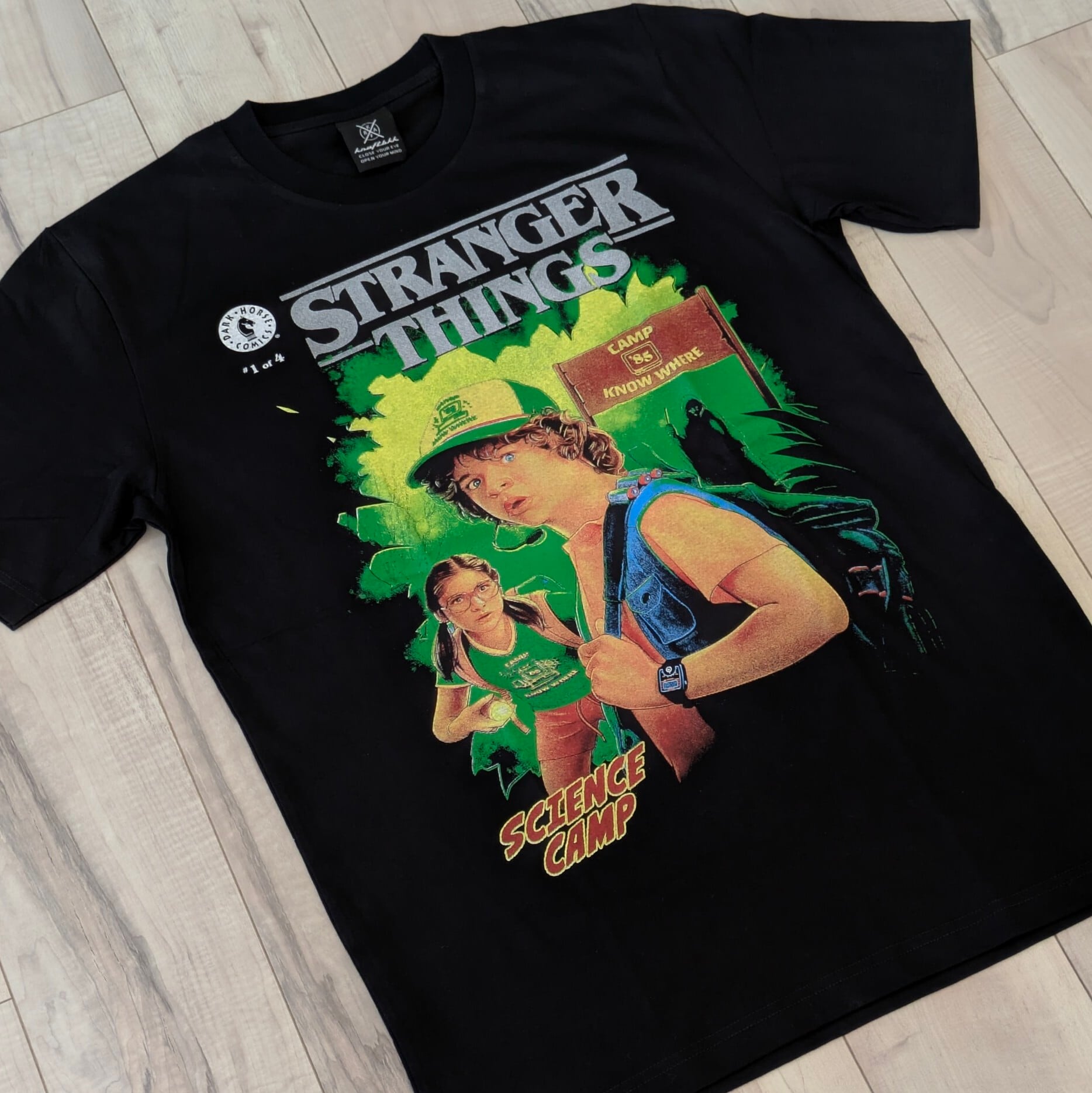 【 Stranger Things / ストレンジャーシングス  】ダスティン&スージー Camp Know Where / Tシャツ〚アメリカン雑貨 アメトイ〛