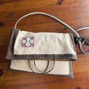 すっぽりショルダー1  ワンポ刺繍白 シピボ族の泥染め　