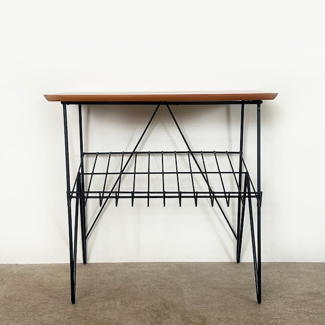 Side table with magazine rack / TB072