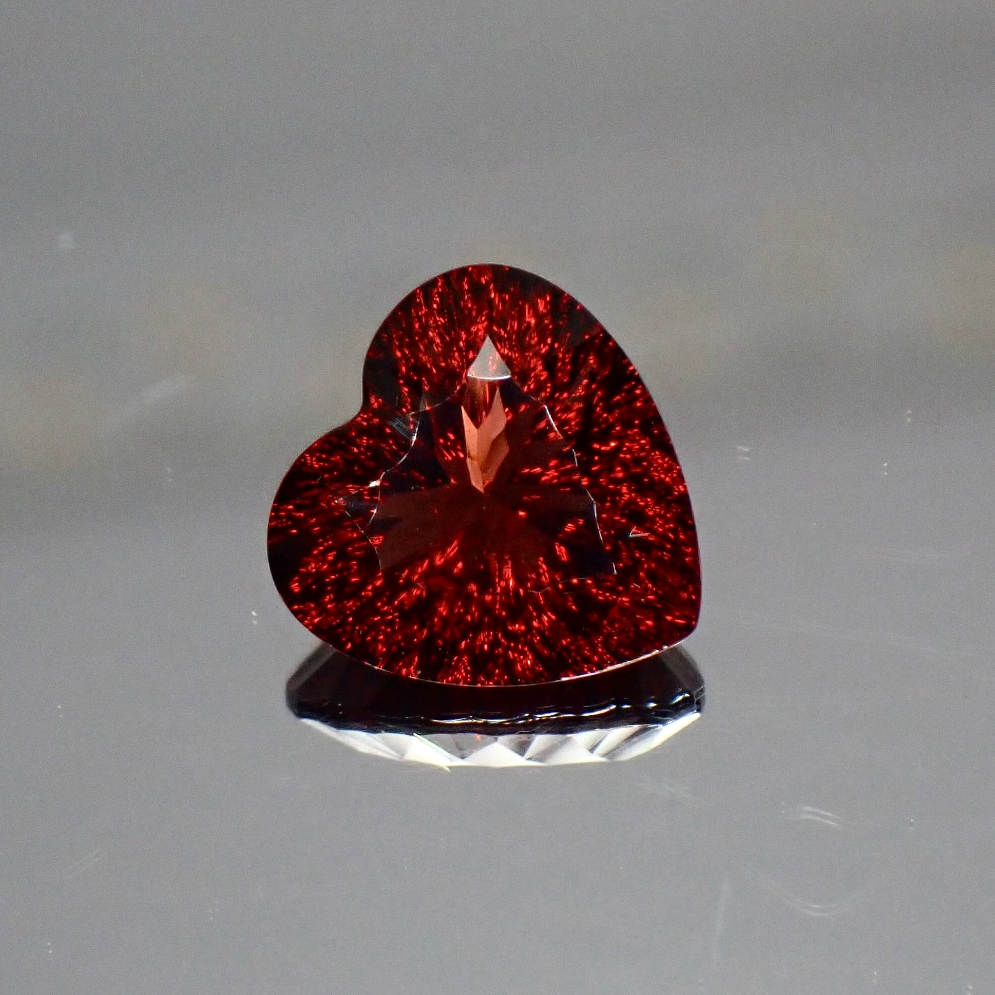 【Radiant Kiriko Cut®︎】心を結ぶ、紅の結晶 2.6ct 天然ガーネット