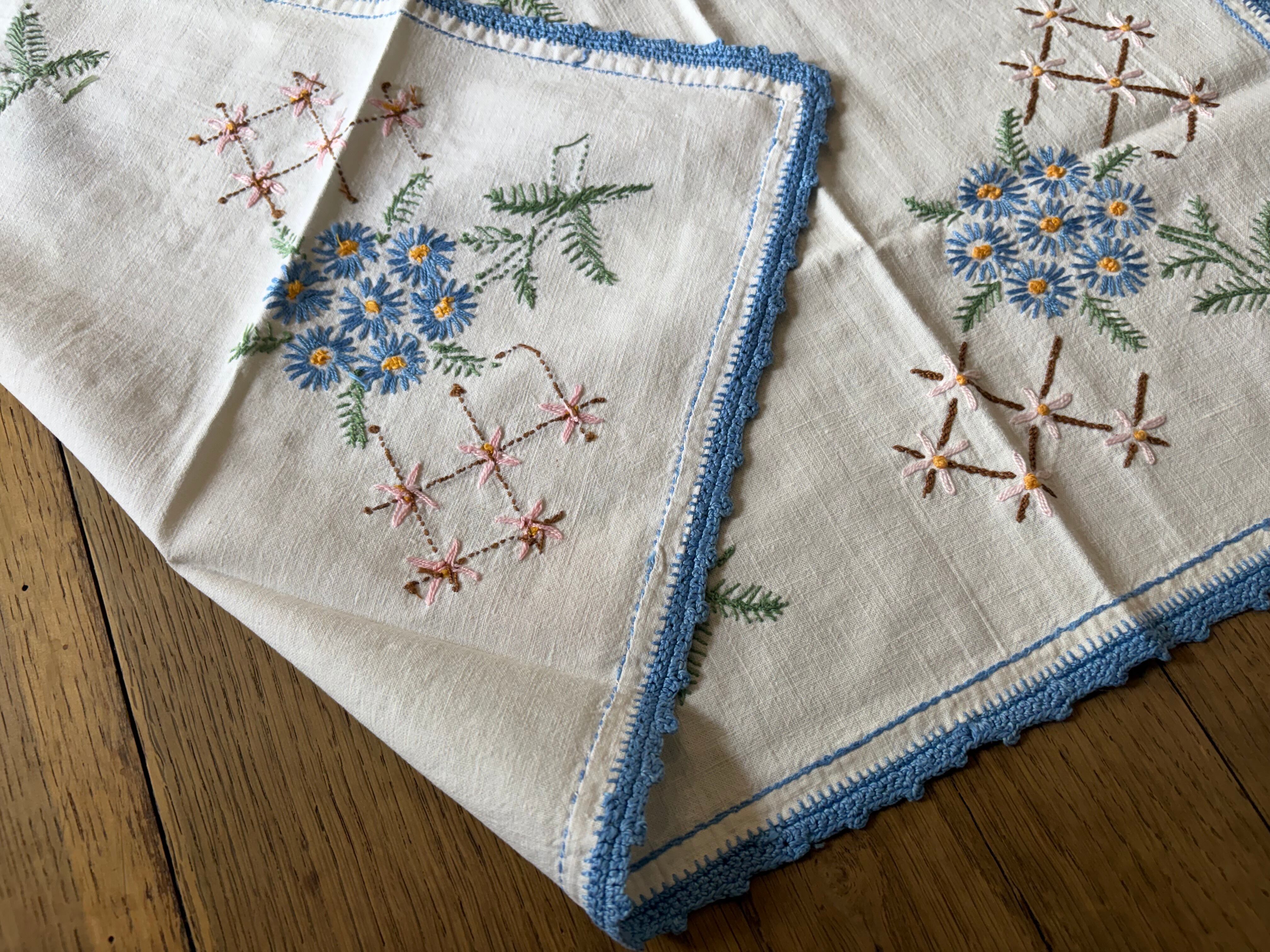 送料無料】フランスアンティーク テーブルクロス（64×62cm） 花柄刺繍