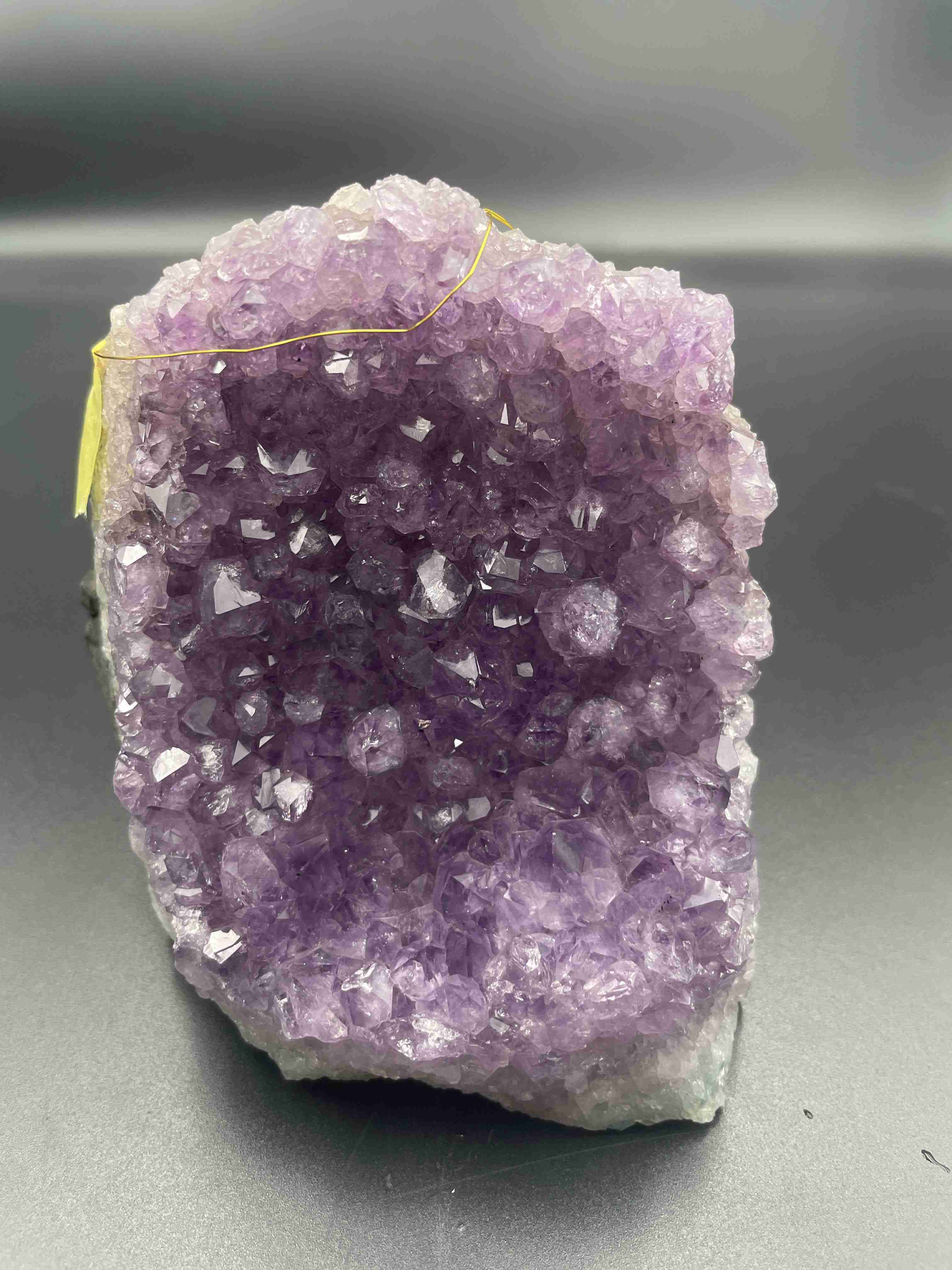 レア♡水晶♡パイライト♡アメジスト共生クラスターNo.1931 藤色の結晶・光の道】アメシスト（紫水晶）原石（930g / 透過光を