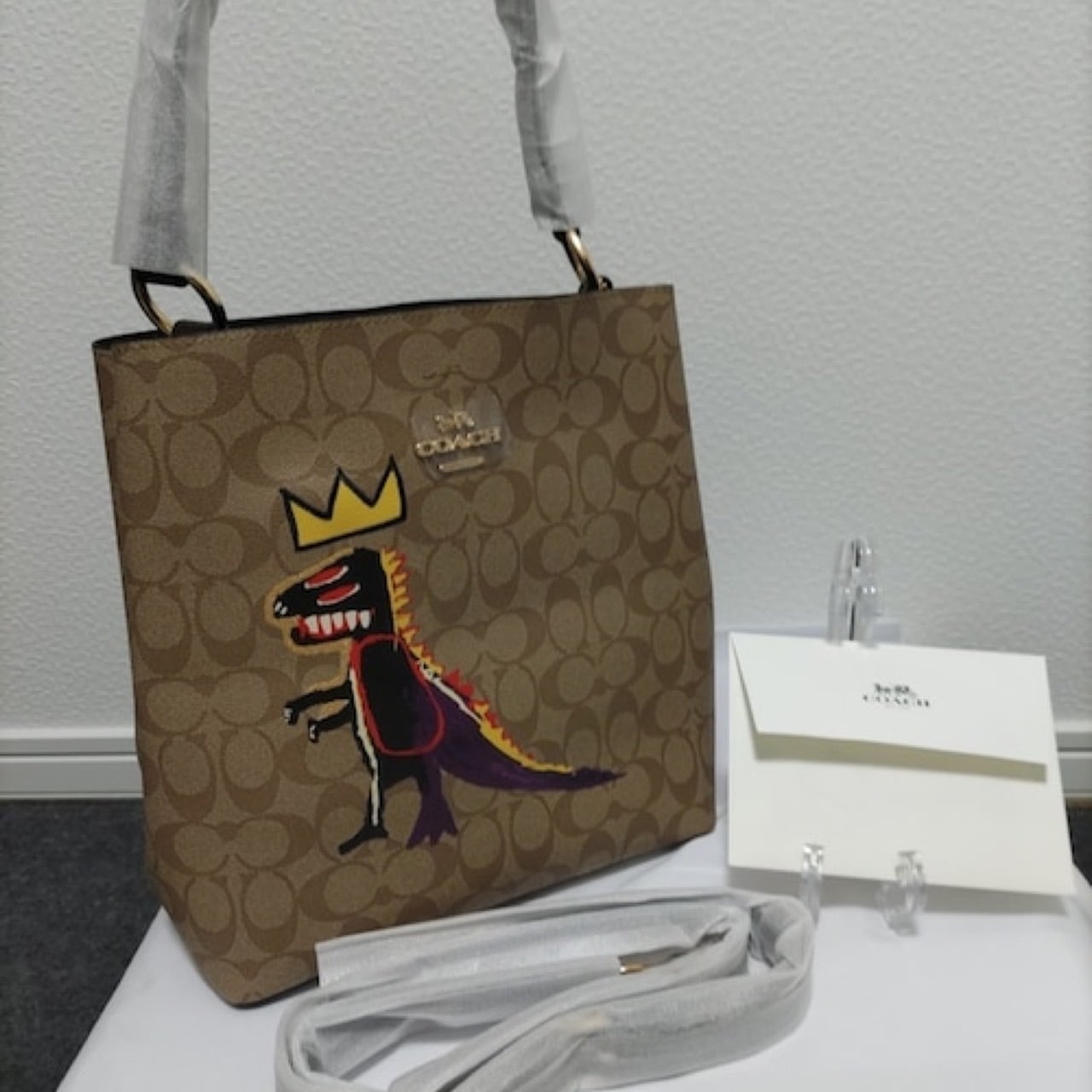 新品 コーチ　COACH×バスキア　コラボ　タウンバケット　ショルダー　カーキ