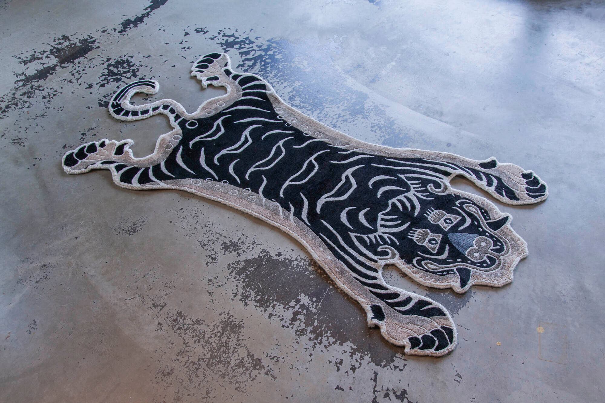 チベタンラグ　タイガーラグ　C Tibetan Tiger Rug 《Mサイズ•シルク•オリジナル•モノクロバージョン