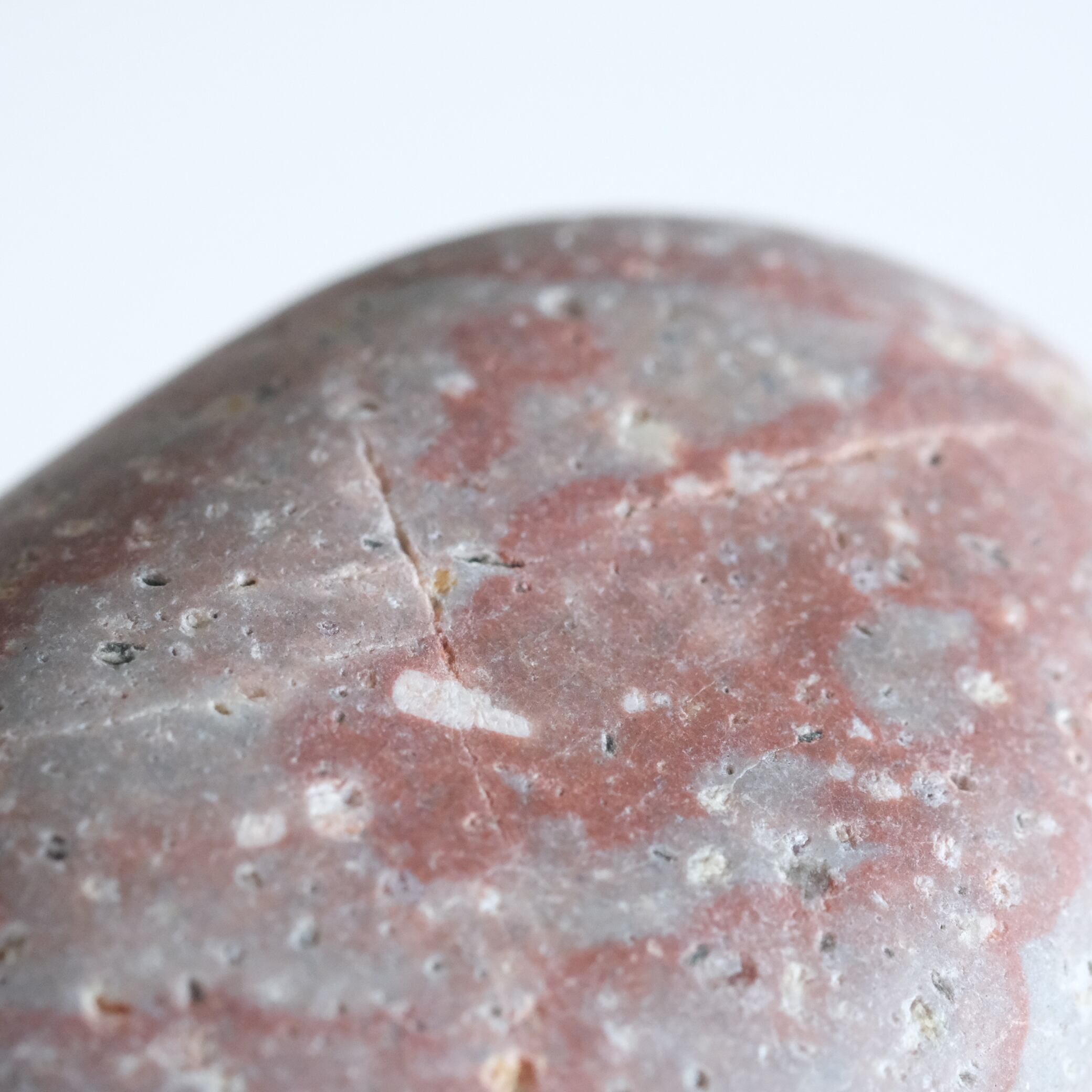 姫川薬石（赤虎） 〇 流紋岩質凝灰岩（りゅうもんがんしつぎょう