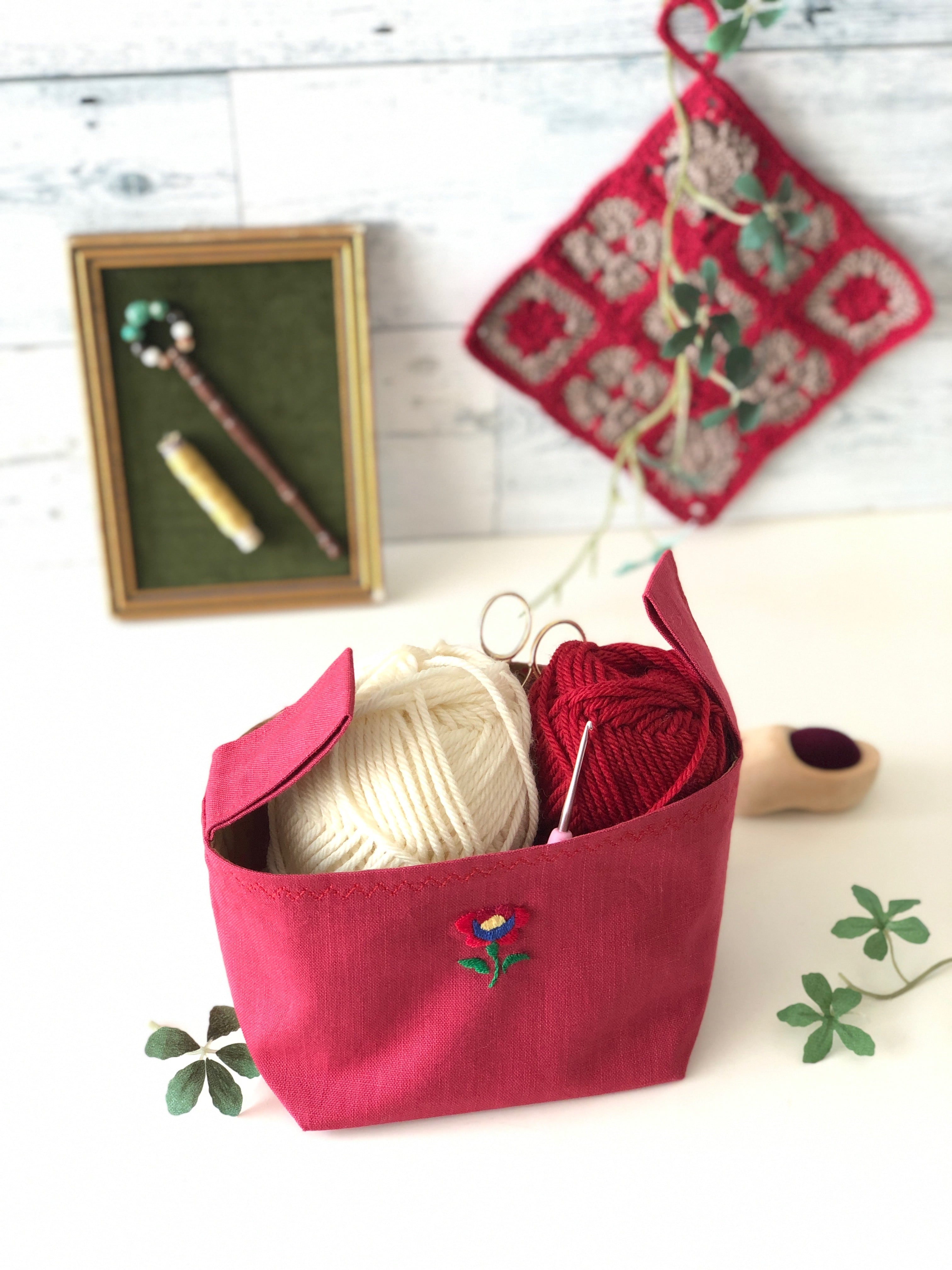 刺繍の折りたためる小物入れ(レッド)