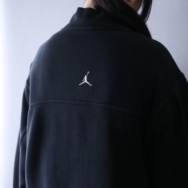 "JORDAN” monotone coloring over silhouette double zip track jacket