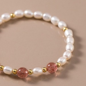 ストロベリークォーツと真珠のブレスレット - 華やかな輝きが魅力A019