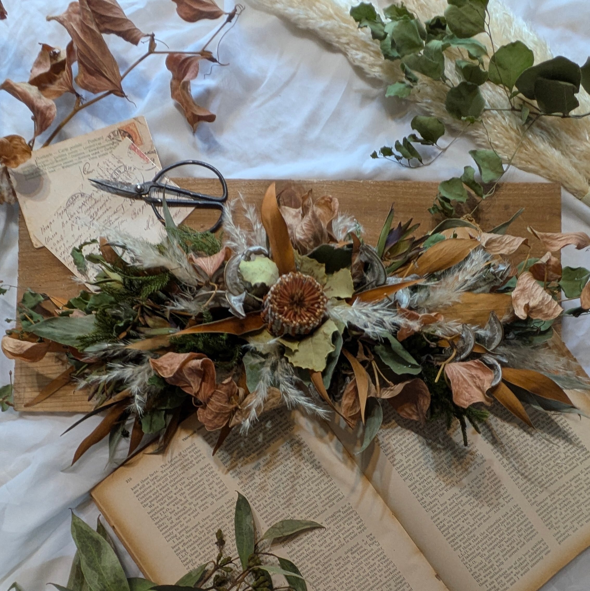 パンパスグラスとピンクの壁掛けガーランド グレベリア セロシア