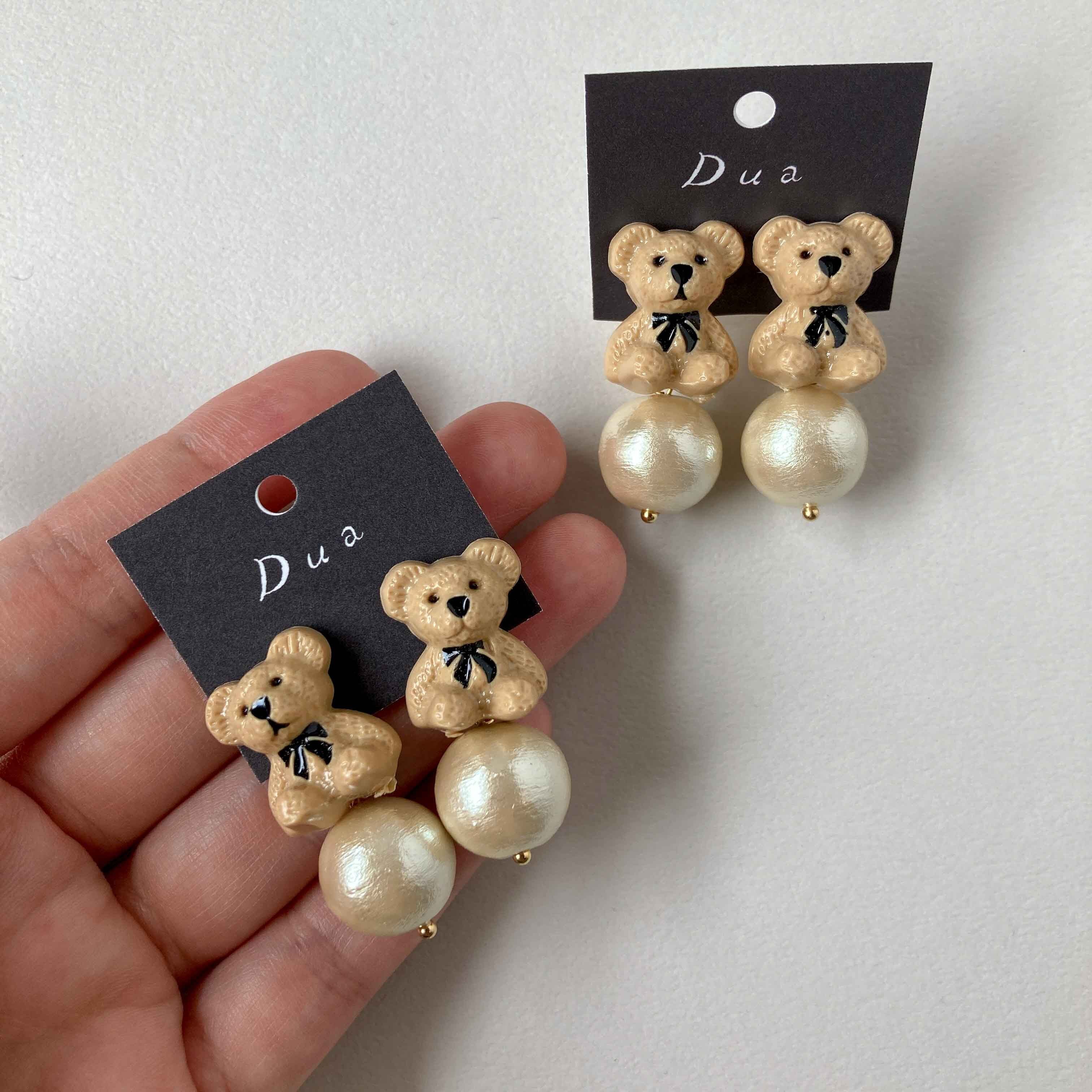 ☆バッグとクマちゃんいっぱいイヤリング☆ パール玉乗りクマの〈ピアス/イヤリング〉 | Dua-アクセサリーパーツ