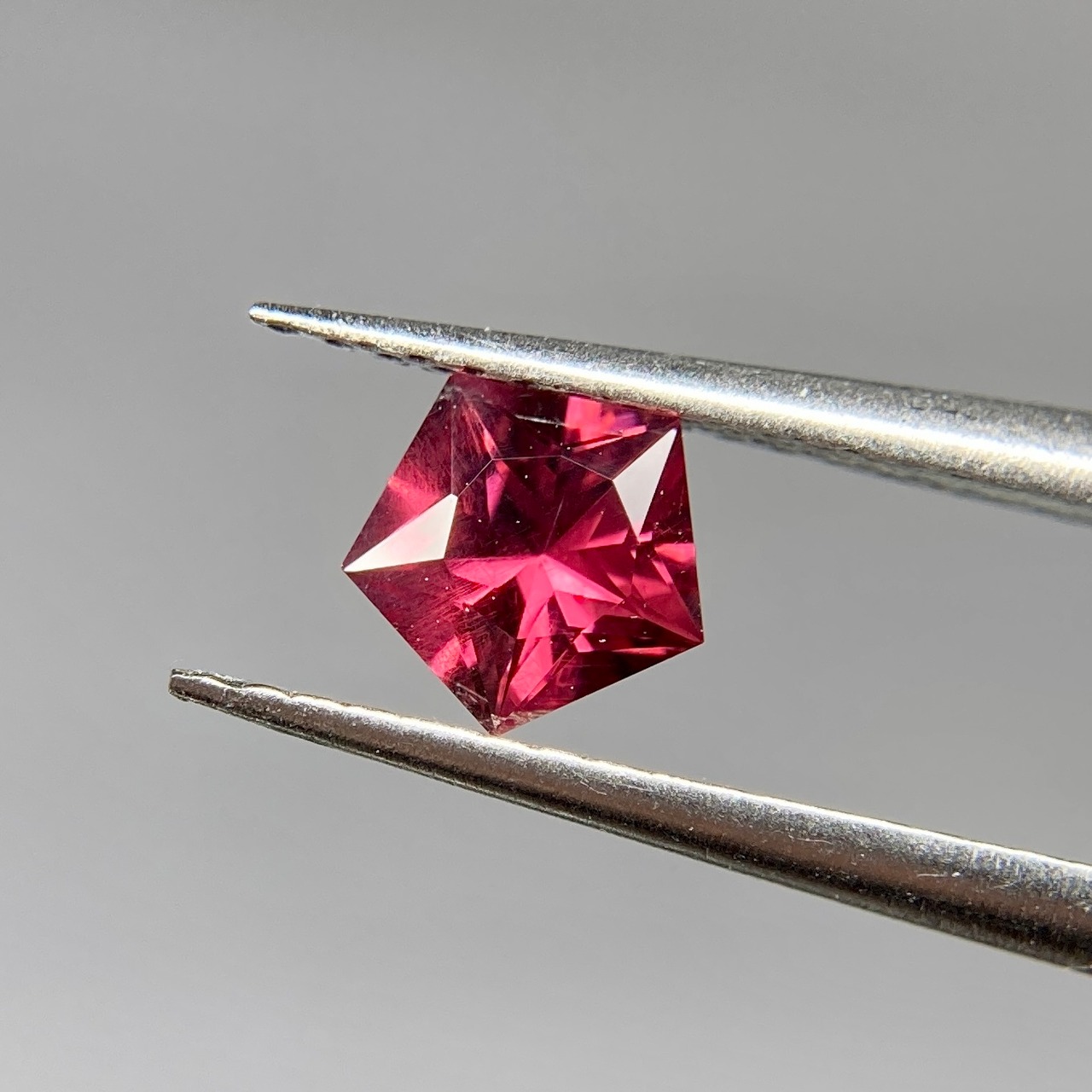 ロードライトガーネット 0.606ct 赤紫色 簡易ソーティング付き r-0385