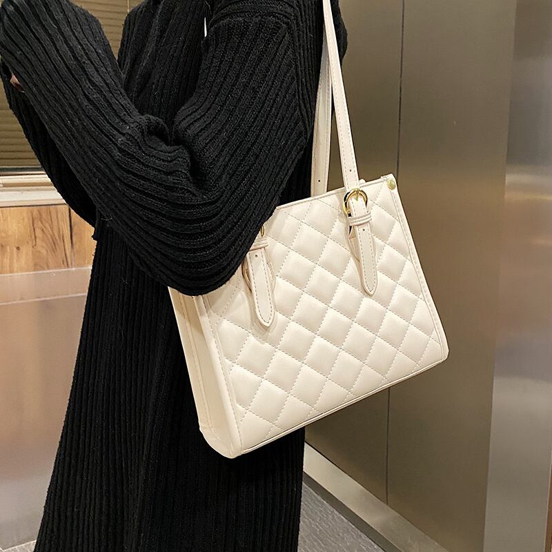 刺繍オータムウィンターレッド 秋物 冬物 ハンドバッグ 手作りハンドバック1818874258