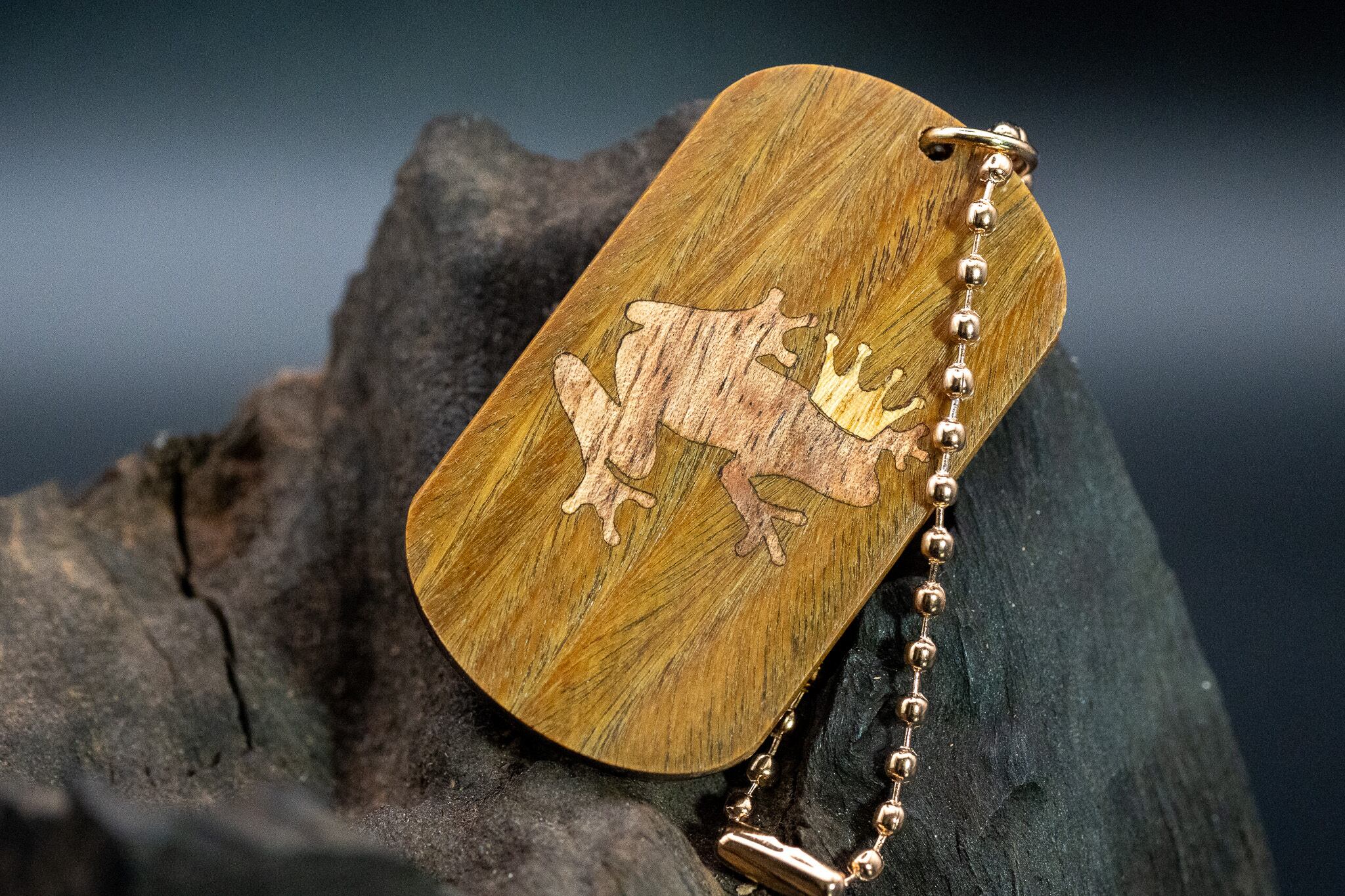 【翡翠の木】パロサント ドッグタグ 象嵌 カエルの王様