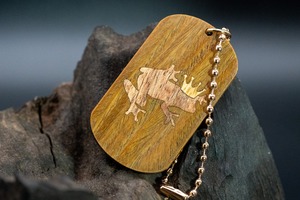 【翡翠の木】パロサント ドッグタグ 象嵌 カエルの王様