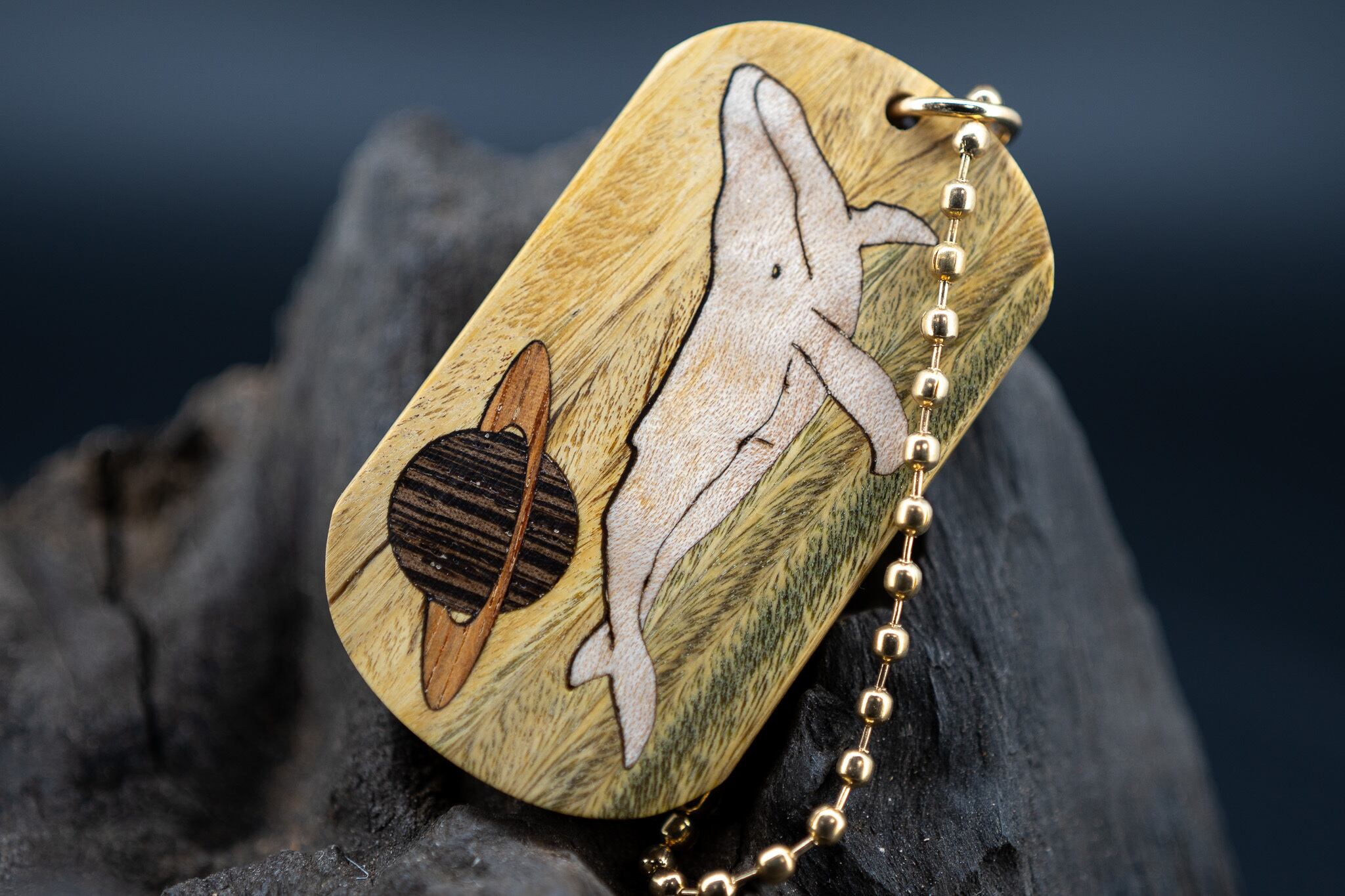 【翡翠の木】パロサント ツートン ドッグタグ 象嵌 勇魚と惑星