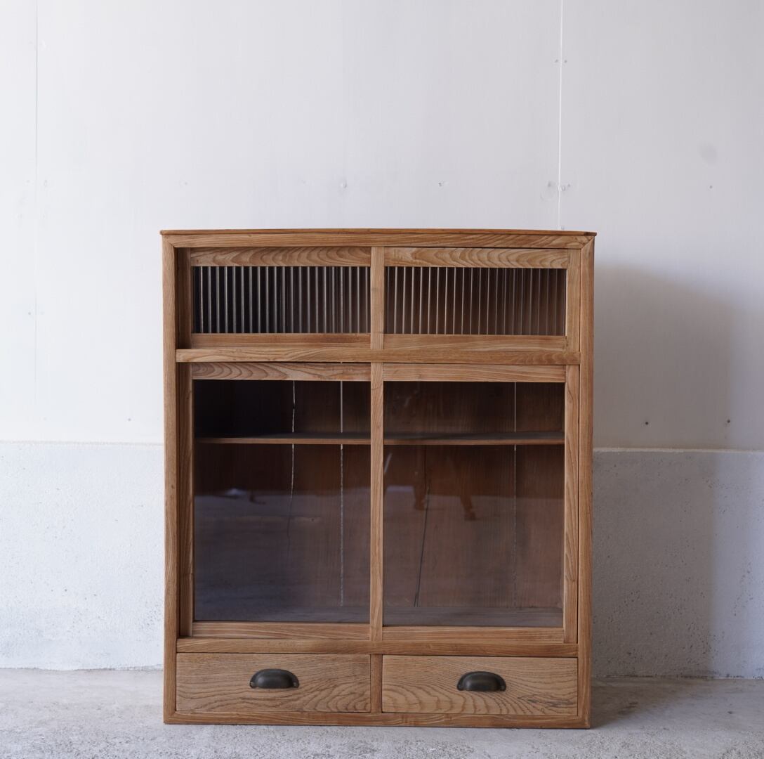 古いガラス戸棚