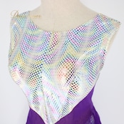 社交ダンス 衣装 ラテン ドレス ワンピース パーティドレス in the MOOD イン・ザ・ムード 白 紫 ホワイト系 パープル系 カラフル キラキラ ホログラム アシンメトリーデザイン 女性用 軽量 おしゃれ フェスティバル 舞台衣装 ダンス用 ドレッシー かわいい 高品質 中袖 着やすい シンプル 楽チン 目を引く クール スタイリッシュ